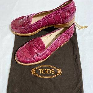 Tod’s pink croc-effect leather loafers